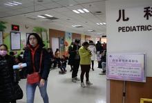 兒科醫生的一天：不怕娃哭怕家長鬧，不吃喝也接診不完