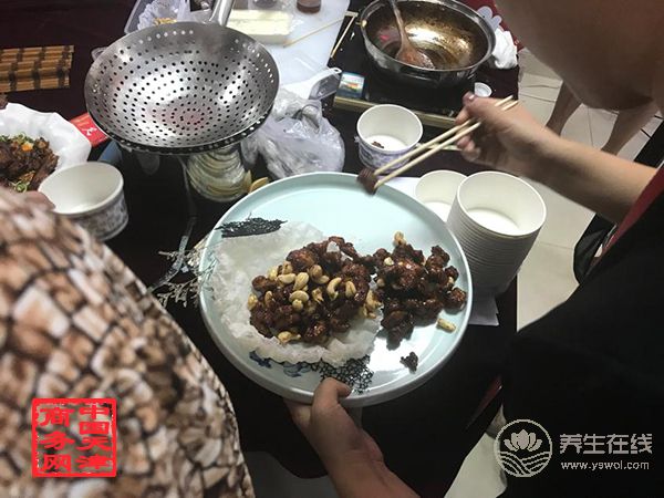 明星專家走進社區 與百姓互動談烹飪養生 明星專家走進社區 與百姓互動談烹飪養生