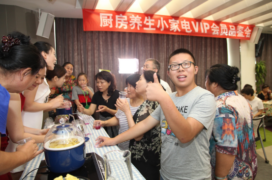 五十多位會員駕臨優(yōu)購物 共同品鑒廚房養(yǎng)生小家電 五十多位會員駕臨優(yōu)購物 共同品鑒廚房養(yǎng)生小家電