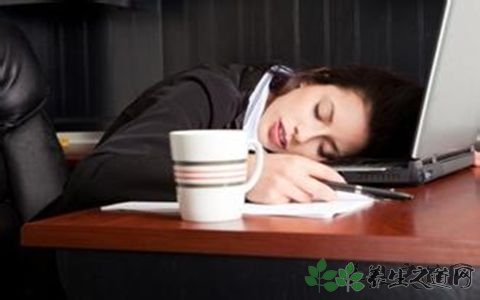 男孩牽手失明母親 生活中該如何保護眼睛