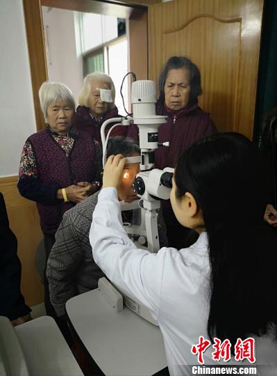 湖南一醫(yī)生農(nóng)村撒播光明 4個月免費(fèi)做白內(nèi)障手術(shù)160余例 湖南一醫(yī)生農(nóng)村撒播光明 4個月免費(fèi)做白內(nèi)障手術(shù)160余例