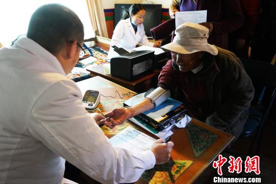 攜手民企送暖心服務 西藏婦聯“巾幗關愛”活動進寺廟