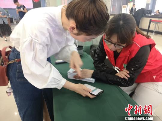 杭州:300余萬人申領電子社保卡 實現(xiàn)掃碼出行刷臉就醫(yī) 杭州:300余萬人申領電子社保卡 實現(xiàn)掃碼出行刷臉就醫(yī)