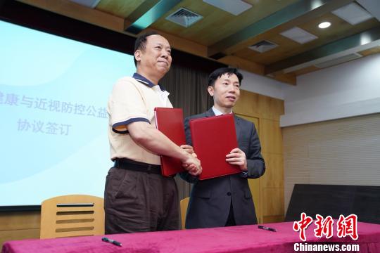 上海最大限度動(dòng)員各界力量加強(qiáng)青少年近視防控-易網(wǎng)<a href=http://m.aoa7937.com/ target=_blank class=infotextkey>健康養(yǎng)生</a>網(wǎng) 上海最大限度動(dòng)員各界力量加強(qiáng)青少年近視防控