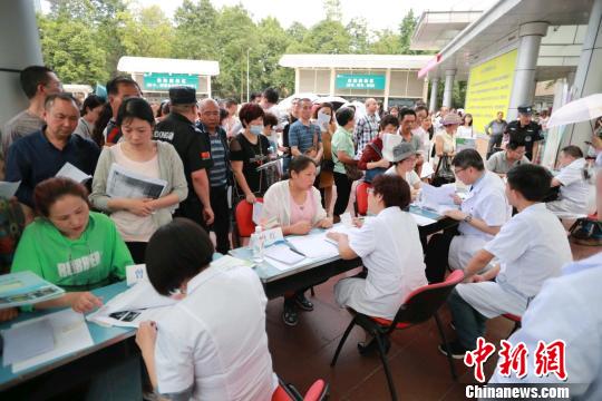 醫(yī)學(xué)專家談丙肝治療:初期癥狀不明顯 高危人群應(yīng)盡早篩查-易網(wǎng)健康<a href=http://m.aoa7937.com/jkys/ target=_blank class=infotextkey>養(yǎng)生</a>網(wǎng) 醫(yī)學(xué)專家談丙肝治療:初期癥狀不明顯 高危人群應(yīng)盡早篩查