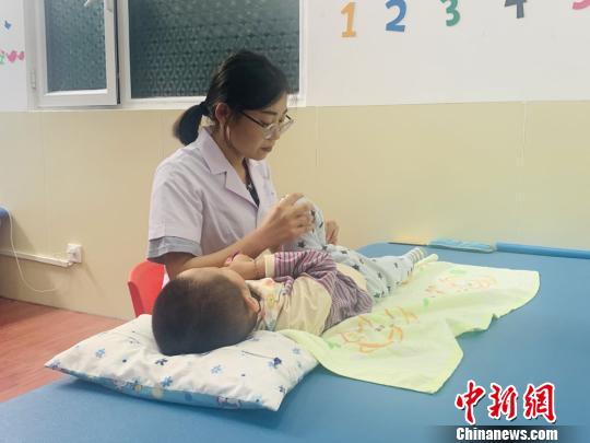 兒童康復醫(yī)生吁正確面對殘障兒童“缺陷”促其融入社會-易網(wǎng)<a href=http://m.aoa7937.com/ target=_blank class=infotextkey>健康養(yǎng)生</a>網(wǎng) 兒童康復醫(yī)生吁正確面對殘障兒童“缺陷”促其融入社會