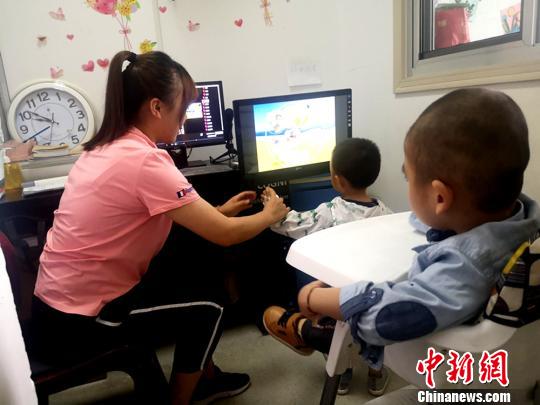 兒童康復醫(yī)生吁正確面對殘障兒童“缺陷”促其融入社會-易網(wǎng)健康<a href=http://m.aoa7937.com/jkys/ target=_blank class=infotextkey>養(yǎng)生</a>網(wǎng) 兒童康復醫(yī)生吁正確面對殘障兒童“缺陷”促其融入社會
