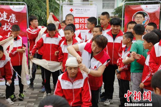 中國(guó)紅基會(huì)在甘肅援建11所博愛校醫(yī)室-易網(wǎng)健康<a href=http://m.aoa7937.com/jkys/ target=_blank class=infotextkey>養(yǎng)生</a>網(wǎng) 中國(guó)紅基會(huì)在甘肅援建11所博愛校醫(yī)室