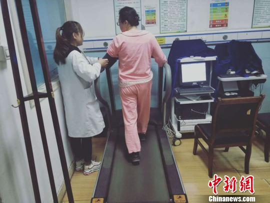 康復治療師倡老年人宜“慢病動治”-易網<a href=http://m.aoa7937.com/ target=_blank class=infotextkey>健康養生</a>網 康復治療師倡老年人宜“慢病動治”