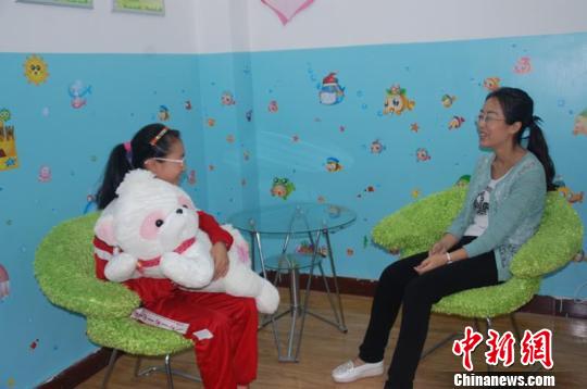蘭州關(guān)注未成年人心理健康 設(shè)輔導(dǎo)站引導(dǎo)學(xué)生陽光成長-易網(wǎng)<a href=http://m.aoa7937.com/ target=_blank class=infotextkey>健康養(yǎng)生</a>網(wǎng) 蘭州關(guān)注未成年人心理健康 設(shè)輔導(dǎo)站引導(dǎo)學(xué)生陽光成長