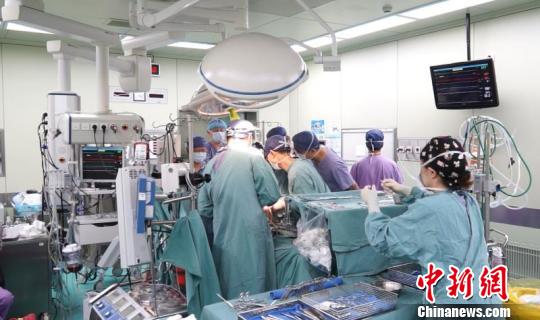 心臟停擺6天 “爆心”女孩上海成功換心-易網健康<a href=http://m.aoa7937.com/jkys/ target=_blank class=infotextkey>養生</a>網 心臟停擺6天 “爆心”女孩上海成功換心