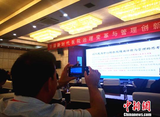 甘肅醫(yī)院院長攜手共商管理 倡“跳出”和“鉆進”理念-易網(wǎng)健康<a href=http://m.aoa7937.com/jkys/ target=_blank class=infotextkey>養(yǎng)生</a>網(wǎng) 甘肅醫(yī)院院長攜手共商管理 倡“跳出”和“鉆進”理念