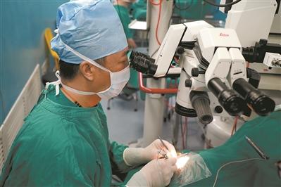 105歲老人患白內(nèi)障醫(yī)生15分鐘助他重見(jiàn)光明