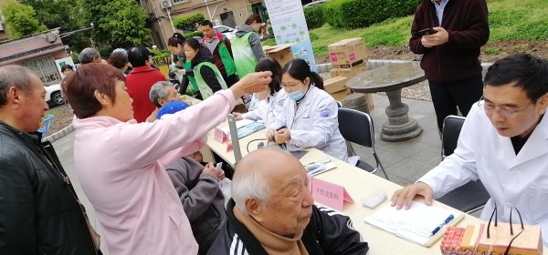 上海虹橋醫院皮膚科愛心義診進社區 活動辦到居民心坎兒里