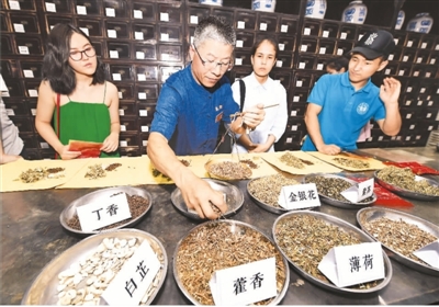 中醫藥“國際范兒”越來越足-易網健康<a href=http://m.aoa7937.com/jkys/ target=_blank class=infotextkey>養生</a>網 中醫藥“國際范兒”越來越足