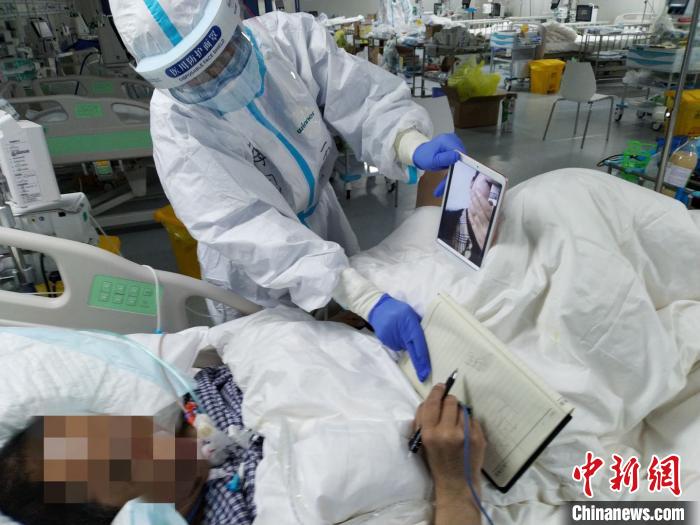醫師節最好的禮物:新冠肺炎重癥痊愈患者發來視頻祝福-易網<a href=http://m.aoa7937.com/ target=_blank class=infotextkey>健康養生</a>網 醫師節最好的禮物:新冠肺炎重癥痊愈患者發來視頻祝福