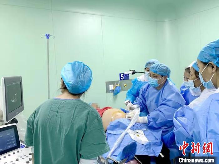 上海醫生為西藏帶去創造性治療手段 醫療援藏重“輸血”-易網<a href=http://m.aoa7937.com/ target=_blank class=infotextkey>健康養生</a>網 上海醫生為西藏帶去創造性治療手段 醫療援藏重“輸血”