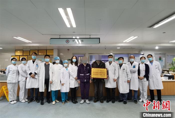 27歲男子患?jí)m肺病 ECMO輔助下成功換肺-易網(wǎng)健康<a href=http://m.aoa7937.com/jkys/ target=_blank class=infotextkey>養(yǎng)生</a>網(wǎng) 27歲男子患?jí)m肺病 ECMO輔助下成功換肺