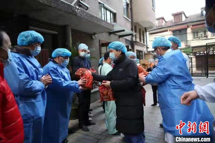 醫院“閉環管理”隔離不隔愛 ICU開啟“云探視”架起溝通橋梁-易網健康<a href=http://m.aoa7937.com/jkys/ target=_blank class=infotextkey>養生</a>網 醫院“閉環管理”隔離不隔愛 ICU開啟“云探視”架起溝通橋梁