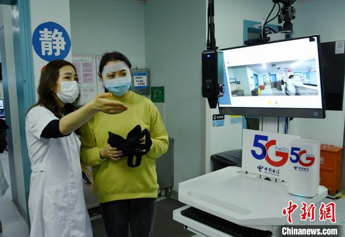 四川首個(gè)“5G+醫(yī)療機(jī)器人+VR”探視系統(tǒng)正式啟用-易網(wǎng)<a href=http://m.aoa7937.com/ target=_blank class=infotextkey>健康養(yǎng)生</a>網(wǎng) 四川首個(gè)“5G+醫(yī)療機(jī)器人+VR”探視系統(tǒng)正式啟用