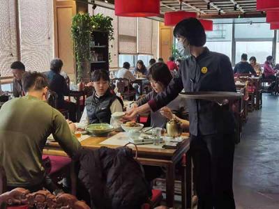 觀察：線下一座難求，線上外賣火爆春節(jié)餐飲業(yè)迎來“開門紅”