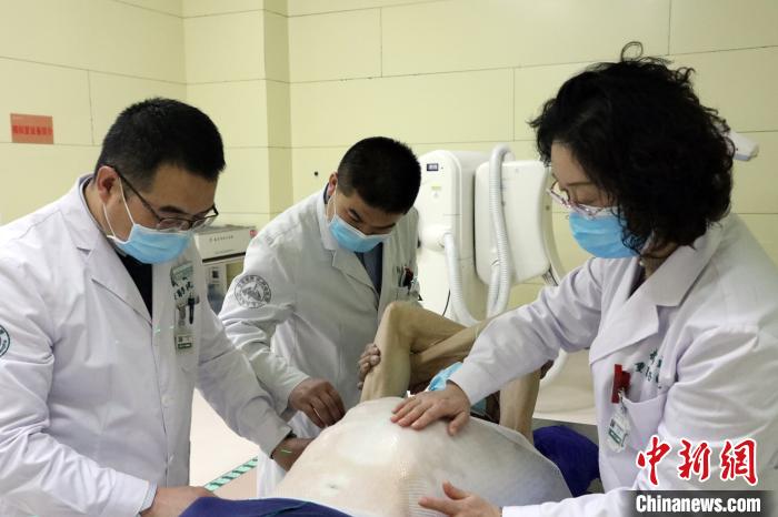 探訪中國首個碳離子癌癥治療中心:已達全球同等水平-易網健康<a href=http://m.aoa7937.com/jkys/ target=_blank class=infotextkey>養生</a>網 探訪中國首個碳離子癌癥治療中心:已達全球同等水平
