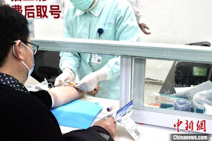 “全國愛肝日”無錫開展全民科普公益義診 呵護市民“心肝寶貝”-易網健康<a href=http://m.aoa7937.com/jkys/ target=_blank class=infotextkey>養生</a>網 “全國愛肝日”無錫開展全民科普公益義診 呵護市民“心肝寶貝”