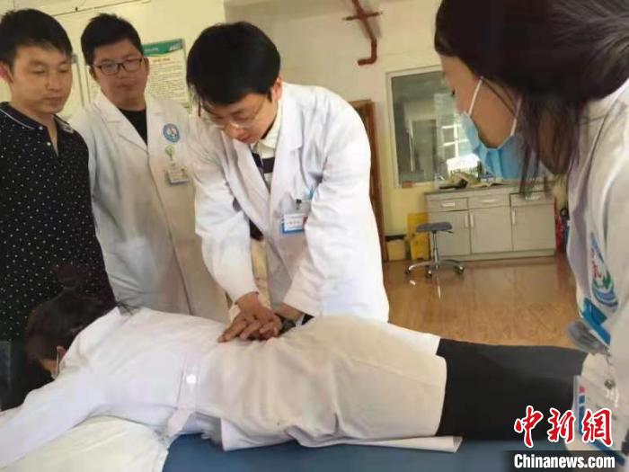 “輸血”與“造血”并舉 上海助力打通云南民眾看病“最后一公里”-易網(wǎng)<a href=http://m.aoa7937.com/ target=_blank class=infotextkey>健康養(yǎng)生</a>網(wǎng) “輸血”與“造血”并舉 上海助力打通云南民眾看病“最后一公里”