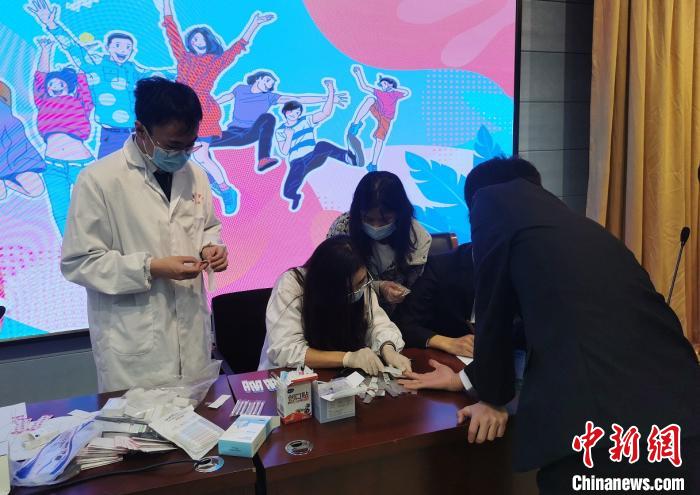正確認識艾滋病:請給“他們”一個正常的眼神-易網(wǎng)健康<a href=http://m.aoa7937.com/jkys/ target=_blank class=infotextkey>養(yǎng)生</a>網(wǎng) 正確認識艾滋病:請給“他們”一個正常的眼神