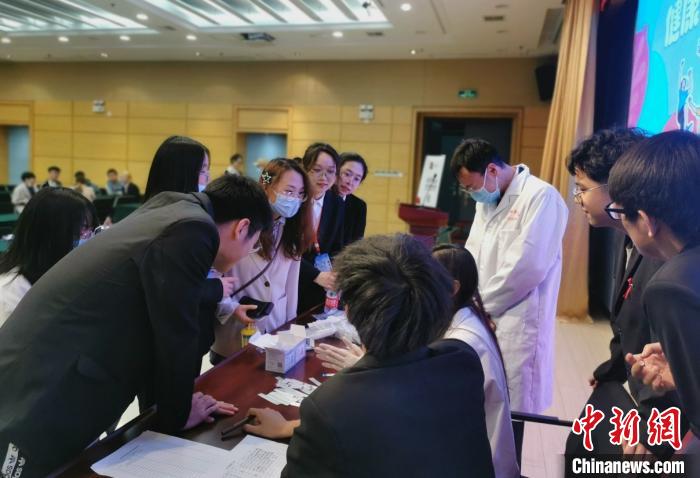 正確認識艾滋病:請給“他們”一個正常的眼神-易網(wǎng)<a href=http://m.aoa7937.com/ target=_blank class=infotextkey>健康養(yǎng)生</a>網(wǎng) 正確認識艾滋病:請給“他們”一個正常的眼神