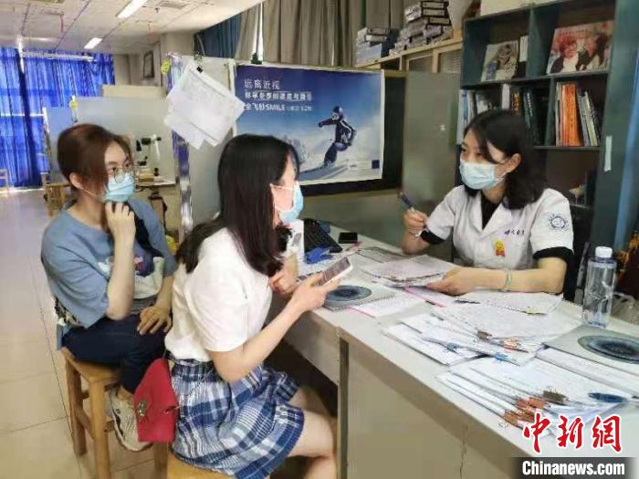 安徽合肥:“量眼訂制”受追捧 眼科專家給出“愛眼攻略”-易網健康<a href=http://m.aoa7937.com/jkys/ target=_blank class=infotextkey>養生</a>網 安徽合肥:“量眼訂制”受追捧 眼科專家給出“愛眼攻略”