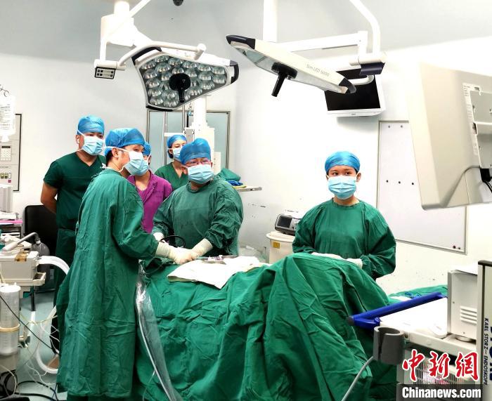 中國疝和腹壁外科頂級專家探討疝氣微創治療及早診早治-易網健康<a href=http://m.aoa7937.com/jkys/ target=_blank class=infotextkey>養生</a>網 中國疝和腹壁外科頂級專家探討疝氣微創治療及早診早治