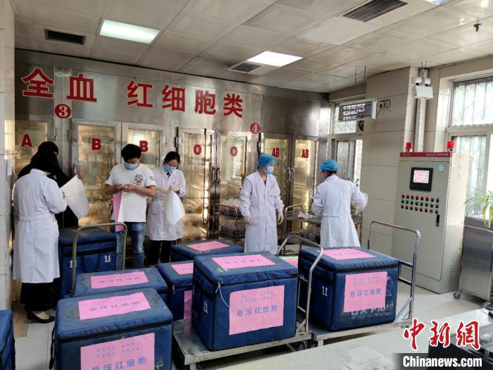 中國無償獻血居全球前列 你曾為愛伸出手臂嗎?-易網<a href=http://m.aoa7937.com/ target=_blank class=infotextkey>健康養生</a>網 中國無償獻血居全球前列 你曾為愛伸出手臂嗎?