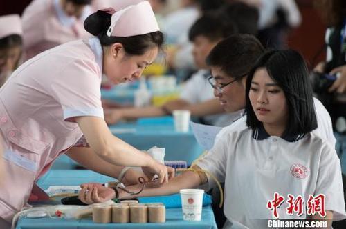 中國無償獻血居全球前列 你曾為愛伸出手臂嗎?-易網健康養生網 中國無償獻血居全球前列 你曾為愛伸出手臂嗎?