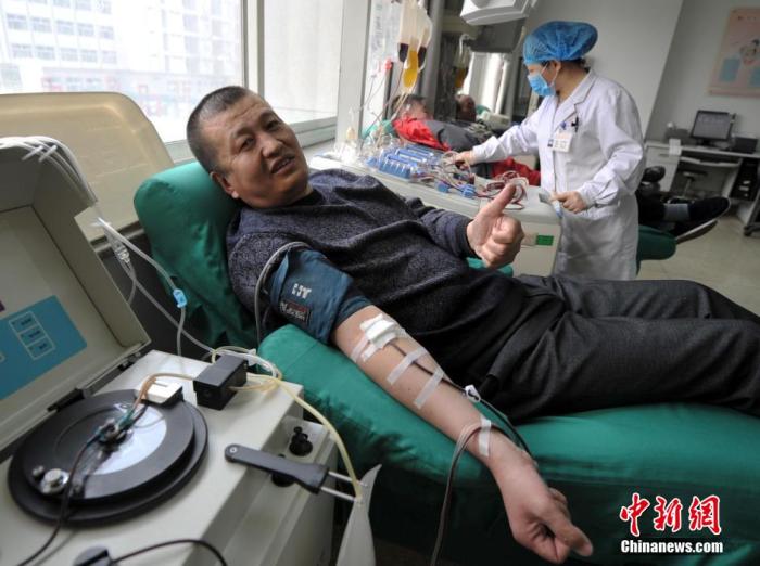 中國無償獻血居全球前列 你曾為愛伸出手臂嗎?-易網健康<a href=http://m.aoa7937.com/jkys/ target=_blank class=infotextkey>養生</a>網 中國無償獻血居全球前列 你曾為愛伸出手臂嗎?