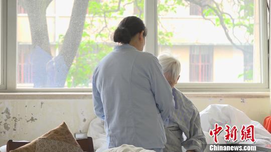 中國阿爾茨海默病患病率逐年增長 診療困境如何破解?-易網(wǎng)健康<a href=http://m.aoa7937.com/jkys/ target=_blank class=infotextkey>養(yǎng)生</a>網(wǎng) 中國阿爾茨海默病患病率逐年增長 診療困境如何破解?