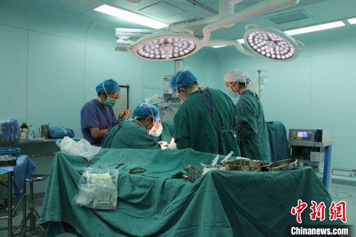 3D打印一體化成形 上海專家率先開展新技術(shù)造福耳缺損患者-易網(wǎng)健康<a href=http://m.aoa7937.com/jkys/ target=_blank class=infotextkey>養(yǎng)生</a>網(wǎng) 3D打印一體化成形 上海專家率先開展新技術(shù)造福耳缺損患者