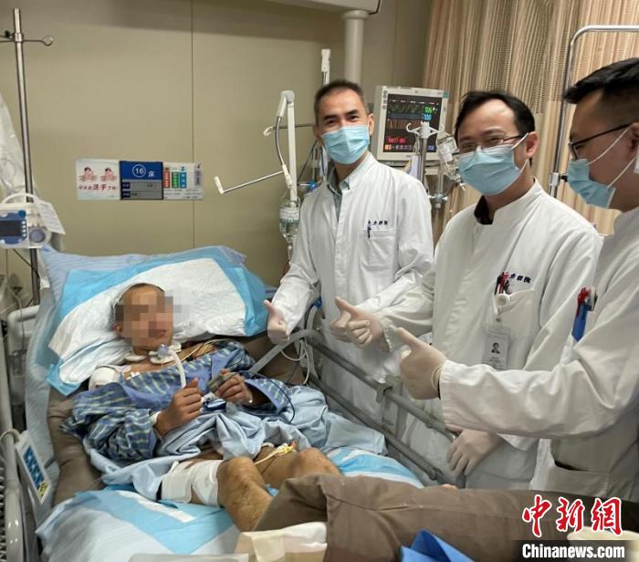上海醫護探索“急診創傷救治一體化” 抓住黃金時間窗與“死神”賽跑-易網健康<a href=http://m.aoa7937.com/jkys/ target=_blank class=infotextkey>養生</a>網 上海醫護探索“急診創傷救治一體化” 抓住黃金時間窗與“死神”賽跑