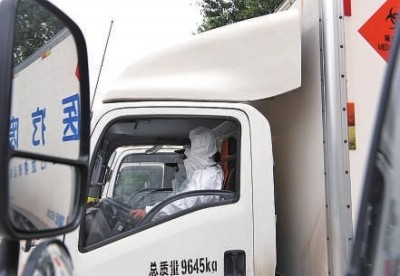 醫療廢物處置人員:抗疫“幕后英雄”-易網<a href=http://m.aoa7937.com/ target=_blank class=infotextkey>健康養生</a>網 醫療廢物處置人員:抗疫“幕后英雄”