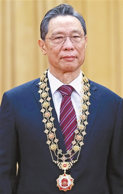 大醫大愛守護生命(奮斗百年路啟航新征程·“共和國勛章”獲得者)-易網健康<a href=http://m.aoa7937.com/jkys/ target=_blank class=infotextkey>養生</a>網 大醫大愛守護生命(奮斗百年路啟航新征程·“共和國勛章”獲得者)