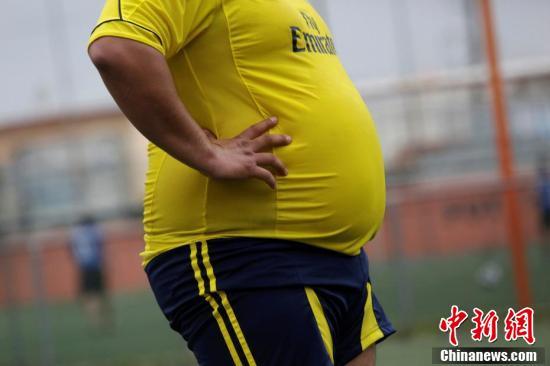 中國成年人超重群體龐大 “減重”有什么新招?-易網健康<a href=http://m.aoa7937.com/jkys/ target=_blank class=infotextkey>養生</a>網 中國成年人超重群體龐大 “減重”有什么新招?