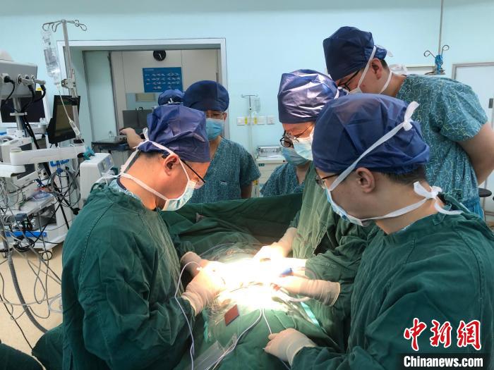 山西五旬母親捐腎救子 醫院進行跨血型腎移植-易網<a href=http://m.aoa7937.com/ target=_blank class=infotextkey>健康養生</a>網 山西五旬母親捐腎救子 醫院進行跨血型腎移植