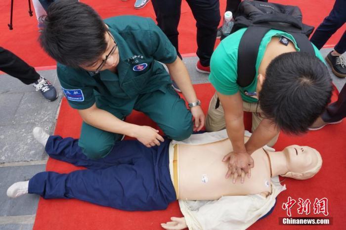 我國每年猝死人數高達55萬 心塞真的能要命!-易網<a href=http://m.aoa7937.com/ target=_blank class=infotextkey>健康養生</a>網 我國每年猝死人數高達55萬 心塞真的能要命!