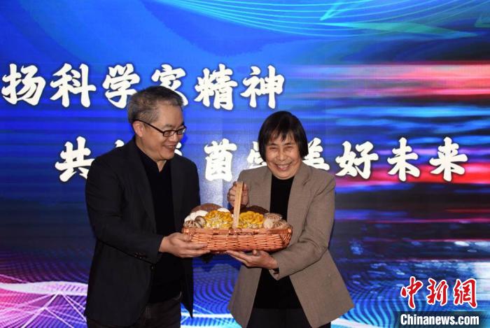 莊文穎院士:《中國真菌志》已出版62卷記錄905屬8873種真菌-易網健康<a href=http://m.aoa7937.com/jkys/ target=_blank class=infotextkey>養生</a>網 莊文穎院士:《中國真菌志》已出版62卷記錄905屬8873種真菌