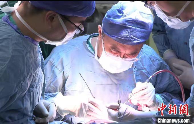 利刃扎進(jìn)1歲女嬰顱內(nèi) 上海專家精準(zhǔn)定位取斷刃-易網(wǎng)健康<a href=http://m.aoa7937.com/jkys/ target=_blank class=infotextkey>養(yǎng)生</a>網(wǎng) 利刃扎進(jìn)1歲女嬰顱內(nèi) 上海專家精準(zhǔn)定位取斷刃