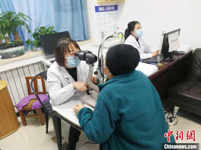 “僑愛心工程’”聚焦基層民生進蘭州社區 居民家門口享眼健康服務-易網健康<a href=http://m.aoa7937.com/jkys/ target=_blank class=infotextkey>養生</a>網 “僑愛心工程’”聚焦基層民生進蘭州社區 居民家門口享眼健康服務