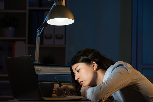 一到晚上就莫名其妙難過?夜晚更容易emo的科學原因找到了!-易網(wǎng)健康<a href=http://m.aoa7937.com/jkys/ target=_blank class=infotextkey>養(yǎng)生</a>網(wǎng) 一到晚上就莫名其妙難過?夜晚更容易emo的科學原因找到了!