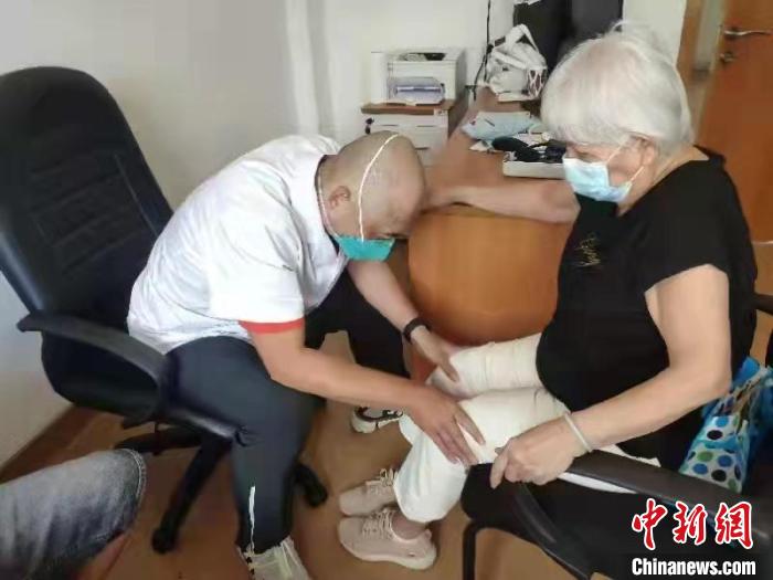 中華文化“瑰寶”中醫藥在毛里求斯綻放“健康之花”-易網健康<a href=http://m.aoa7937.com/jkys/ target=_blank class=infotextkey>養生</a>網 中華文化“瑰寶”中醫藥在毛里求斯綻放“健康之花”