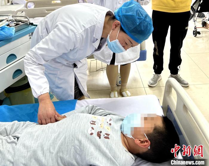 罕見(jiàn)病“靶向藥”納入“醫(yī)保”后在青海首次注射-易網(wǎng)<a href=http://m.aoa7937.com/ target=_blank class=infotextkey>健康養(yǎng)生</a>網(wǎng) 罕見(jiàn)病“靶向藥”納入“醫(yī)保”后在青海首次注射
