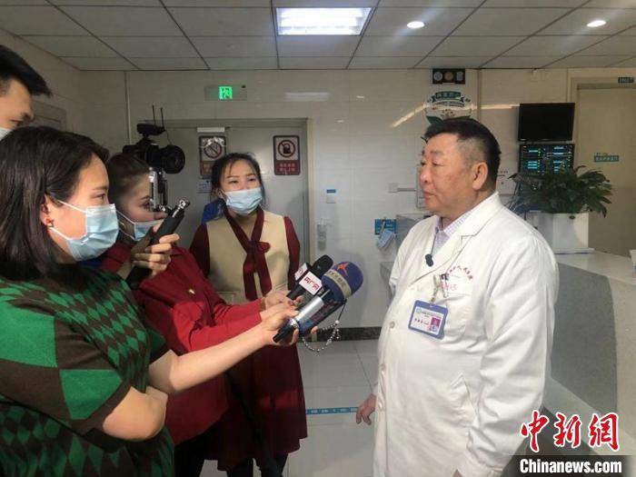 新疆首例使用機器人輔助冠心病介入手術(shù)完成